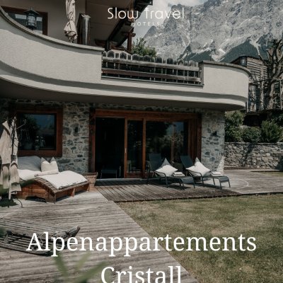 ? Slow Travel in Tirol: @apartment.cristall ?️ In Ehrwald, eingebettet in die beeindruckende Kulisse der Zugspitze, wa...
